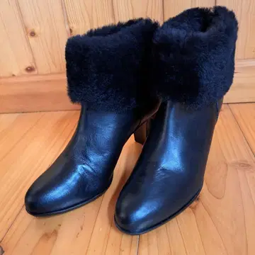 새상품 Apres 블랙 가죽과 무스탕 2WAY 숏부츠 23.5cm