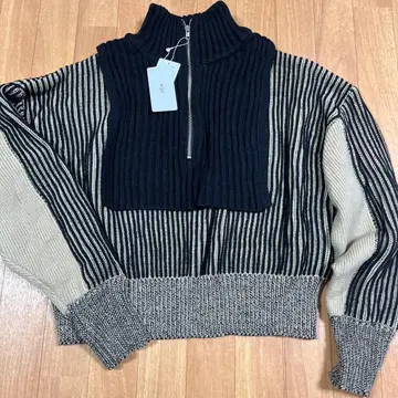 KBF 스트라이프 하이넥 니트