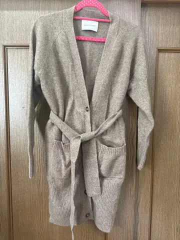 베이지 니트 가디건 긴팔 버튼 포함