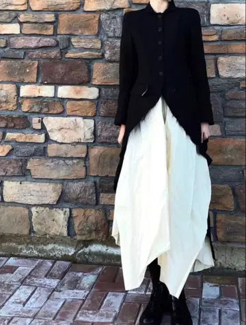 비대칭 밑단 블랙 재킷