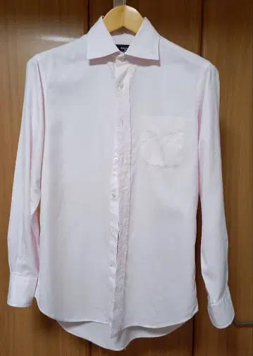 연한 핑크색 긴팔 셔츠