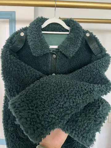 다크 그린 보아 무스탕 코트