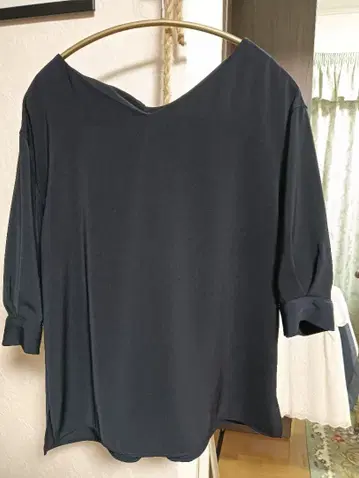 내추럴 베이직 다크 블루 V넥 오부 소매 상의