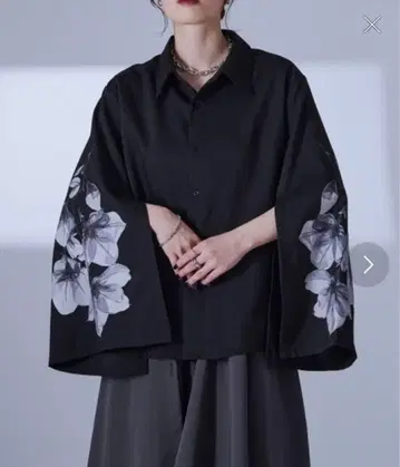 2way 암 슬릿 플라워 pt 셔츠 블루 그레이