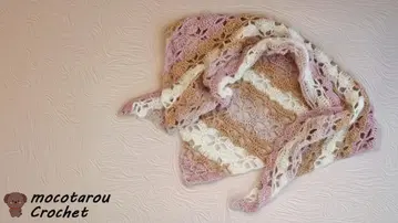 시스루 무늬의 삼각형 숄