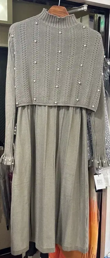 올해도 인기! 펄 장식 니트 원피스 & 베스트 2세트 카키색 새상품