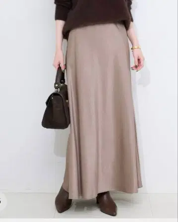 SLOBE IENA 글로시 새틴 플레어 스커트