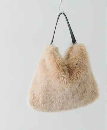 퍼 핸드백 베이지 아이보리 플러피 원핸들백