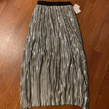 실버 플리츠 스커트 블랙 허리 밴딩.
