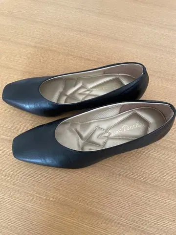 블랙 가죽 펌프스