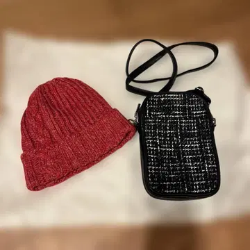 니트 모자 & 스마트폰 숄더