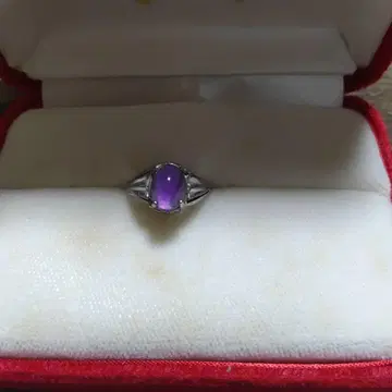 보라색 오벌 컷 반지