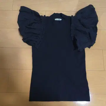 SNIDEL 블랙 프릴 소매 니트