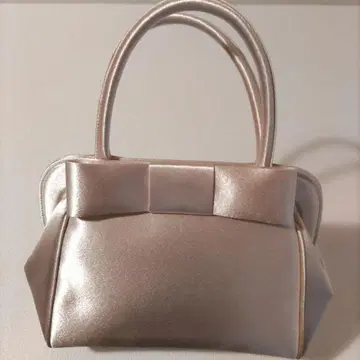 리본 포함 실버 새틴 핸드백