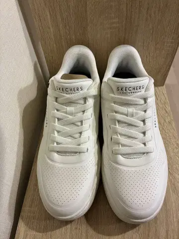 SKECHERS 화이트 슬립온 스니커즈