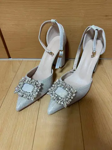 실버 비쥬 장식 하이힐