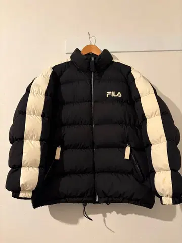 FILA (휠라) 로고 자수 소매 라인 다운 자켓 남성용 아우터