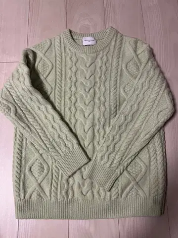 연한 그린 케이블 니트 스웨터