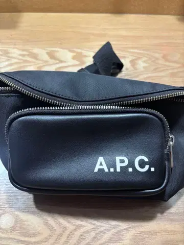 A.P.C. 바디백 블랙