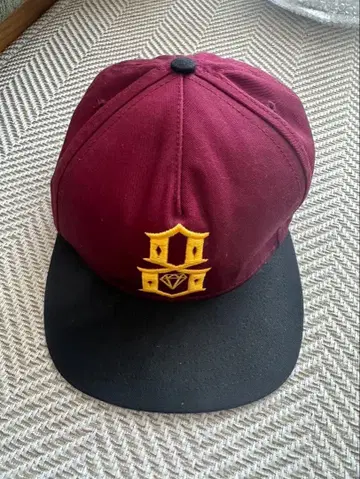 REBEL8 스냅백 캡 레벨에이트