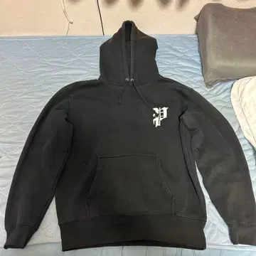 블랙 후드티 P 로고 팻랭크