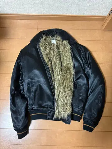 URBAN OUTFITTERS 블랙 퍼 자켓 S