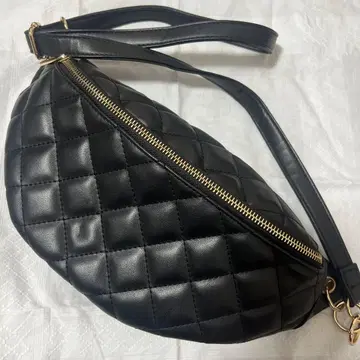 블랙 퀼팅 숄더백