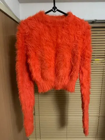 AMAIL 오렌지 퍼 소재 크롭 니트