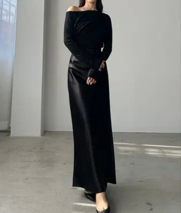 블랙 오프숄더 새틴 롱 스커트