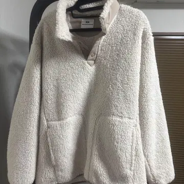 유니클로 화이트 마운티니어링 플리스 자켓