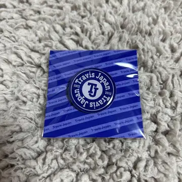 Travis Japan의 travelers 혜택 핀 배지