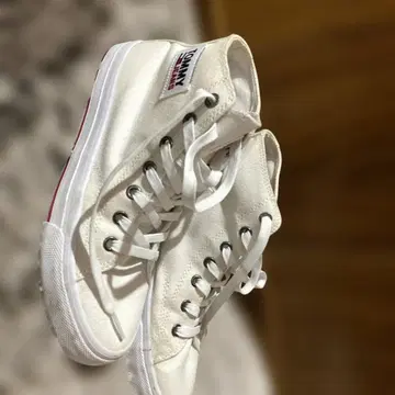 TOMMY JEANS 화이트 스니커즈