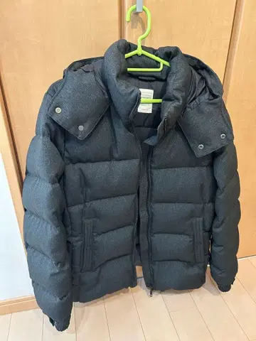 다크 그레이 후드 부착 다운 자켓