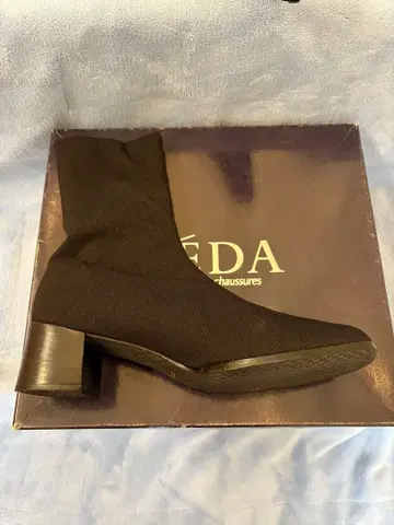 MEDA 신축성 있는 소재로 발수 가공된 블랙 부티 24.5cm