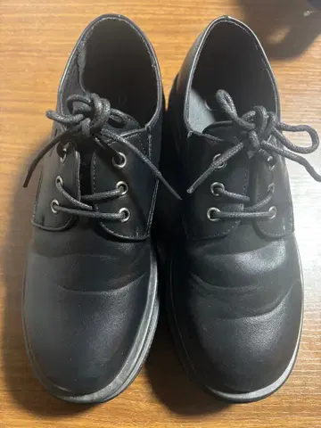 블랙 통굽 레이스업 슈즈