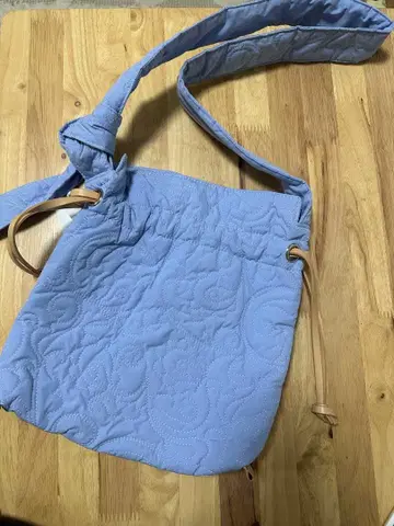 라이트 블루 퀼팅 숄더백