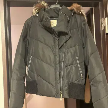 KUMIKYOKU 퍼 달린 숏 다운 자켓