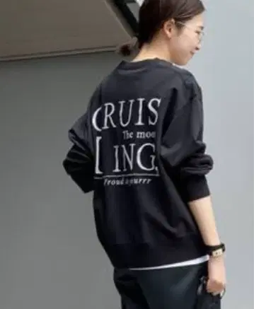 APSTUDIO 자수 맨투맨 풀오버 블랙