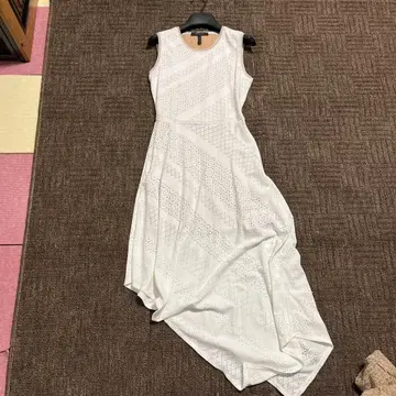 화이트 슬리브리스 무릎 기장 원피스