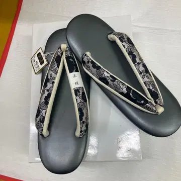 천연 가죽 꽃무늬 조리 블랙과 베이지 23.5 새상품 미사용