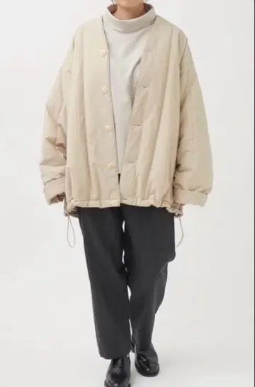 면 나일론 덤프 빅 실루엣 퀼트 자켓 라이트 베이지