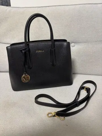 FURLA 블랙 핸드백 숄더 스트랩 포함