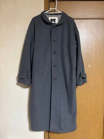 다크 그레이 버튼 달린 롱 코트