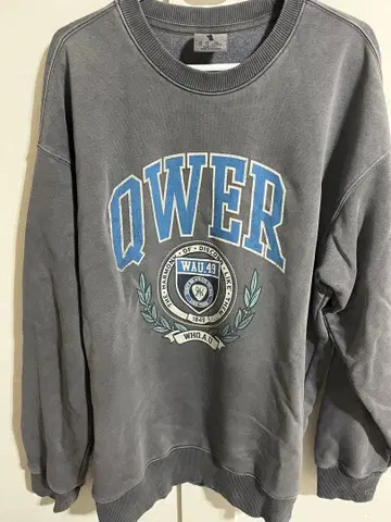 QWER WHO.A.U 콜라보 맨투맨 트레이닝복 한정판 그레이