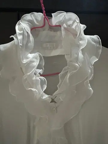 프릴 달린 화이트 긴팔 니트