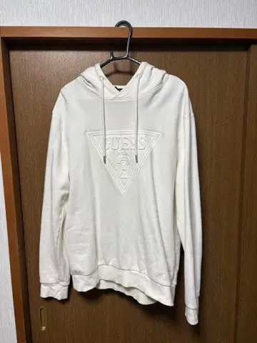 GUESS 엠보싱 로고 후드티 XL 아이비