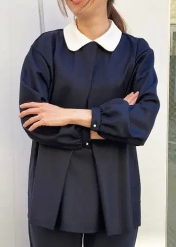 SONO 소노 스트레치 턱 플레어 클레릭 블라우스