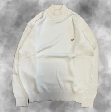 아이보리 하이넥 니트 곰 자수