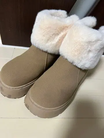 베이지 퍼 통굽 어그 부츠