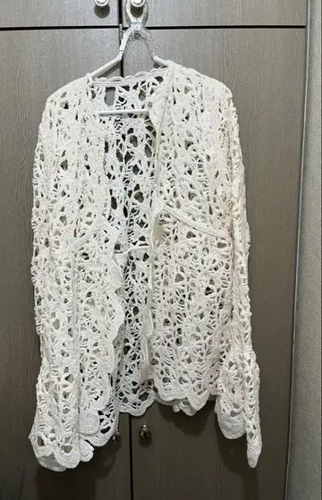 UND VELOUR LACE PEPLUM KNIT TOP